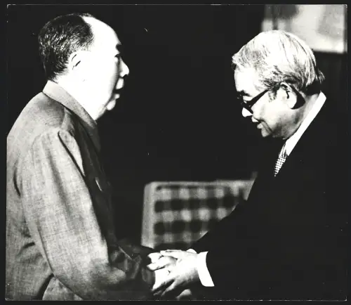 Fotografie Ehemaliger Staatspräsident der Volksrepublik China Mao Tse-Tung schüttelt die Hand von Mom Rajyongse Kukrit
