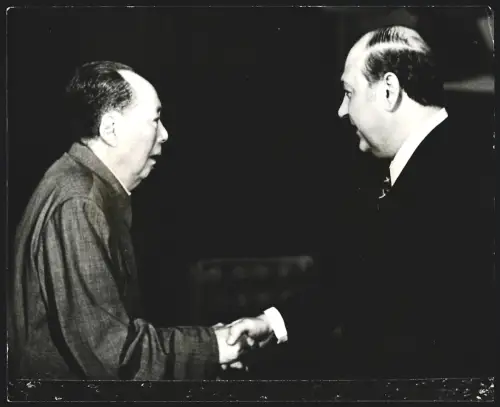 Fotografie Ehemaliger Staatspräsident der Volksrepublik China Mao Tse-Tung mit Irakischem Premier Marouf, 25 x 21cm