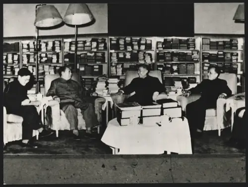 Fotografie Ehemaliger Staatspräsident der Volksrepublik China Mao Tse-Tung mit Le Duc Tho und Nguyen Duy Trinh in Peking