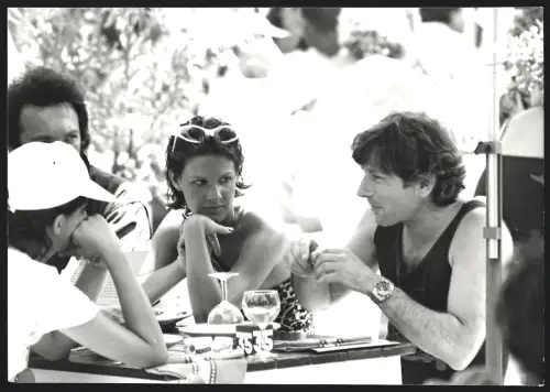 Fotografie Regisseur Roman Polanski an einem sonnigen Tag im Gespräch mit anderen, Grossformat 25 x 18cm