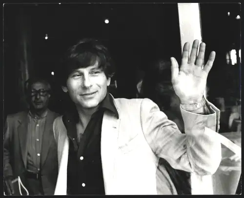 Fotografie Regisseur Roman Polanski erhebt die Hand zum Gruss, Grossformat 25 x 21cm