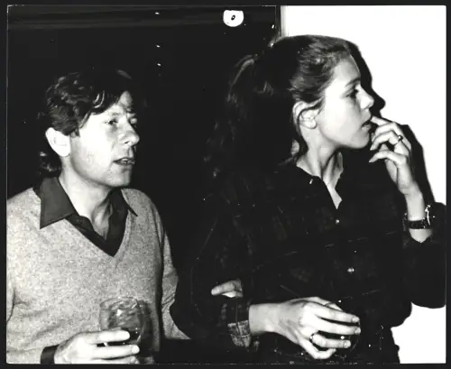 Fotografie Regisseur Roman Polanski mit einem Glas Wein und Arm in Arm mit einer jungen Frau, Grossformat 25 x 21cm