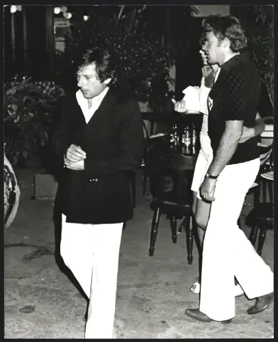 Fotografie Regisseur Roman Polanski mit zwei anderen Menschen im Hintergrund, Grossformat 21 x 25cm