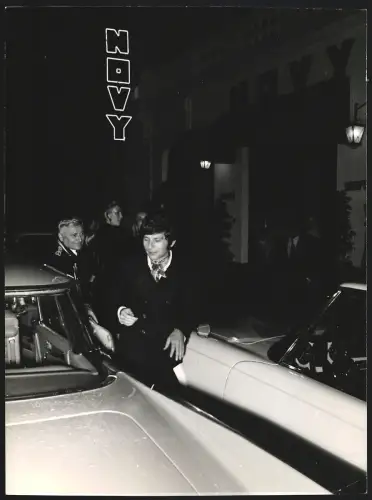 Fotografie Regisseur Roman Polanski beim Einsteigen in ein Auto, Grossformat 22 x 30cm