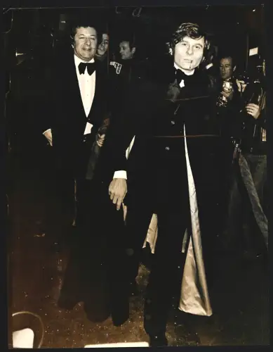 Fotografie Regisseur Roman Polanski mit eindrucksvollem Mantel bei einem Empfang, Grossformat 21 x 28cm