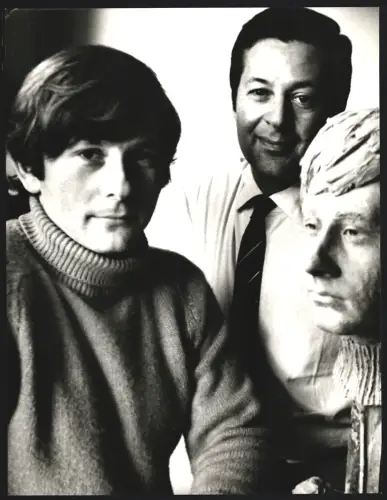 Fotografie Regisseur Roman Polanski mit Gene Gutowski und einer Büste von sich selbst, Grossformat 22 x 28cm