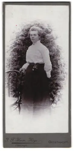 Fotografie J. F. Herm. Höge, Geesthacht, Elegante Dame im Garten