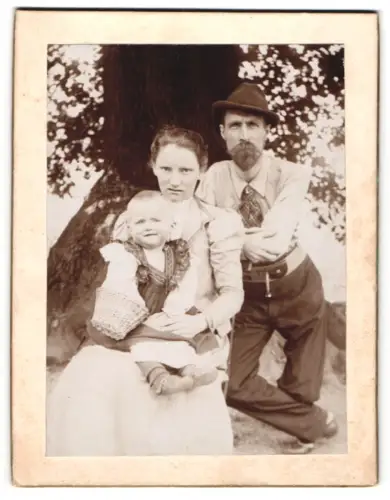 Fotografie Jul. Sieg, Ort unbekannt, Familie vor einem Baum