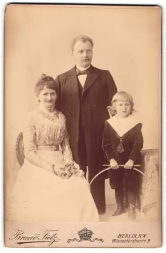 Fotografie Bruno Fietz, Berlin, Wilsnackerstrasse 9, Familienporträt mit Kind