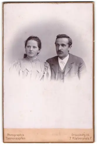 Fotografie Tannenzapfen, Strassburg i. E., Kleberplatz 7, Porträt eines Paares