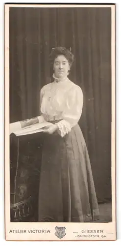 Fotografie Atelier Victoria, Giessen, Bahnhofstr. 64, Frau mit Zeitschrift