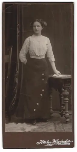 Fotografie Ottmar Heydecker, Hamburg, Steinstrasse 47, Porträt einer jungen Frau am Tisch