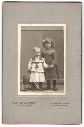 Fotografie Alfred Schmidt, Leipzig-Lindenau, Merseburger Strasse 31, Zwei Kinder mit Spielzeugpferd