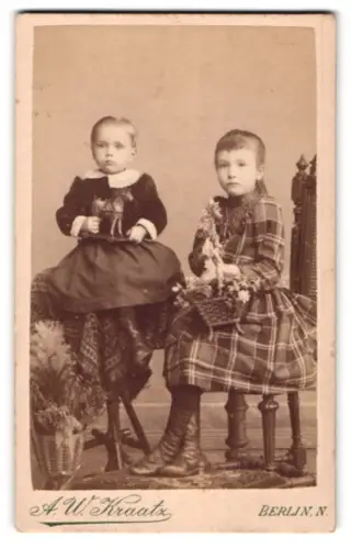 Fotografie A. W. Kraatz, Berlin, Gerichtstrasse 46, Zwei Kinder auf einem Stuhl sitzend