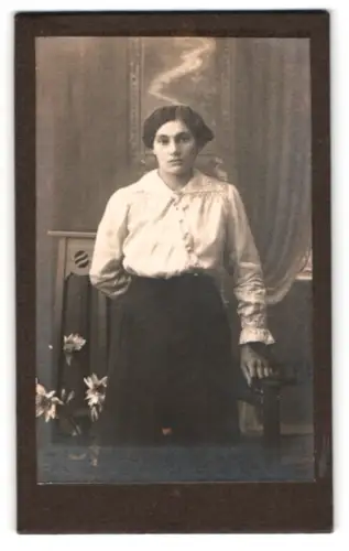 Fotografie unbekannter Fotograf und Ort, Junge Frau im Atelier