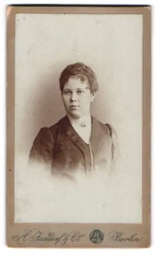 Fotografie A. Jandorf & Co., Berlin, N. Brunnen-Str. 19-21, Porträt einer Dame