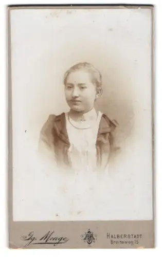 Fotografie Jg. Menge, Halberstadt, Breiteweg 15, Porträt einer jungen Frau