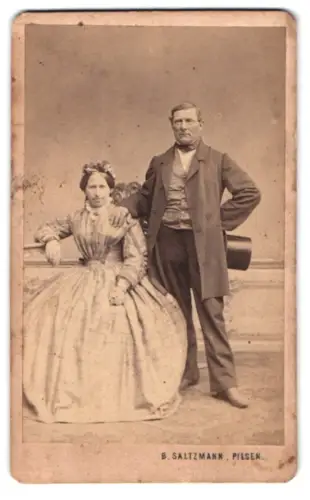 Fotografie B. Saltzmann, Pilsen, Elegantes Paar im Atelier