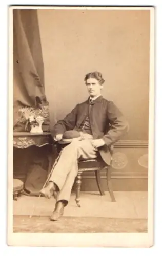 Fotografie Hills & Saunders, Eton, High Street 108/109, Junger Herr mit Hut und Spazierstock