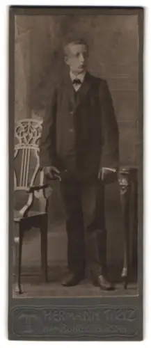 Fotografie Hermann Tietz, Hamburg, Grosser Burstah 12-14, Elegant gekleideter junger Mann