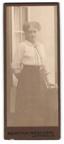 Fotografie Bertha Remmer, Langballig, Junge Frau am Fenster
