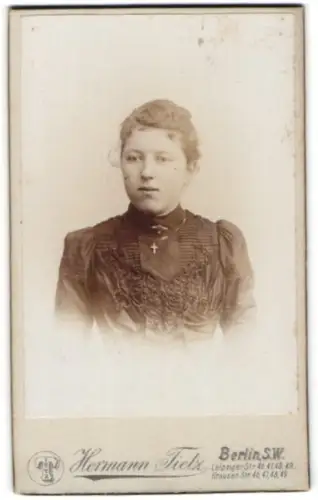 Fotografie Hermann Tietz, Berlin, Leipziger Str 46, Portrait einer Frau mit Kreuzkette