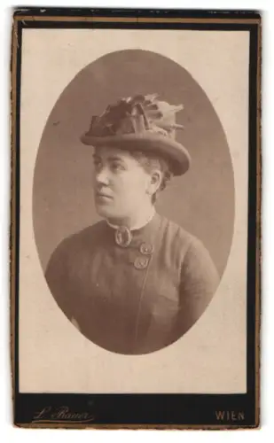 Fotografie L. Bauer, Wien, Mölkerbastei 20, Porträt einer Frau mit Hut