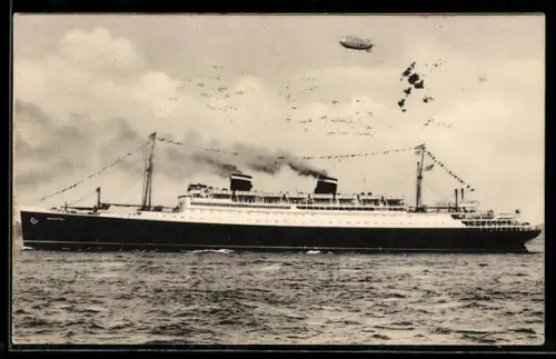 AK Passagierschiff S.S. Manhattan der United States Lines, Zeppelin am Himmel
