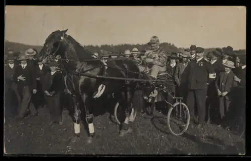 Foto-AK Jockey im Renngefährt mit Menschenmenge, Sanitäter