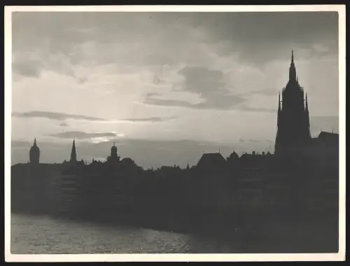 Fotografie Heinrich Stürz, Frankfurt am Main, Ansicht Frankfurt /Main, Stimmungsvolle Stadtsilhouette, 19 x 25cm