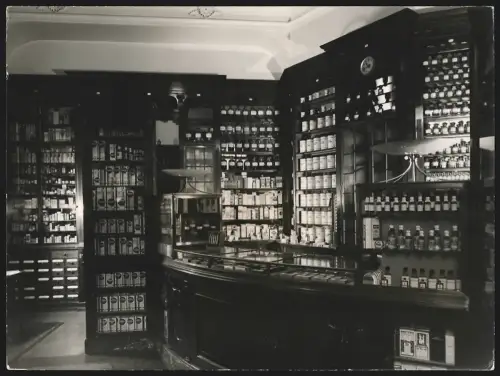 Fotografie Elisabeth Hase, Frankfurt, Staufenstr. 42, Ansicht Frankfurt /Main, Westend Apotheke 1955, Innenansicht