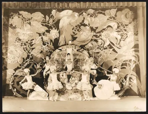 Fotografie unbekannter Fotograf und Ort, Bühnenbild mit Blumen und Papageien, Schauspielerinnen in Kostümen