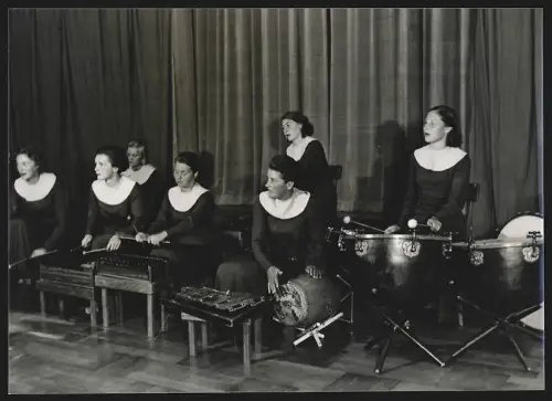 Fotografie Dr. H. Weskamp, Wilmersdorf, Sächsischestr. 38, Musikerinnen mit ihren Instrumenten, Trommel, Xylophon
