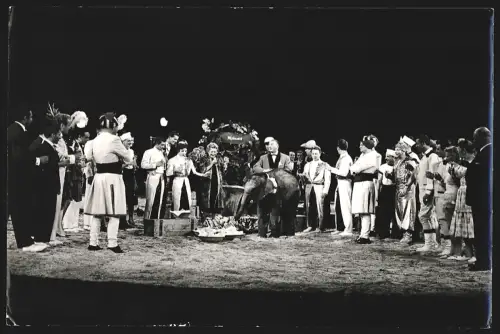 Fotografie unbekannter Fotograf und Ort, Zirkus-Darsteller mit einem jungen Elefanten