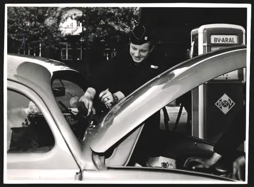 Fotografie Thea Weskamp, Wiesbaden, Martinstr. 11, VW-Käfer an einer B & V Aral Tankstelle, Tankstellenmitarbeiter