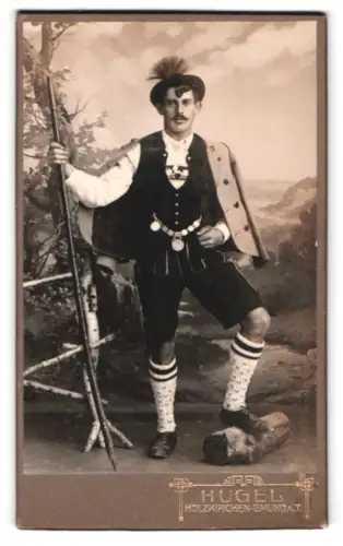Fotografie Fritz Hugel, Holzkirchen, Mann in deutscher Tracht mit Wanderstock