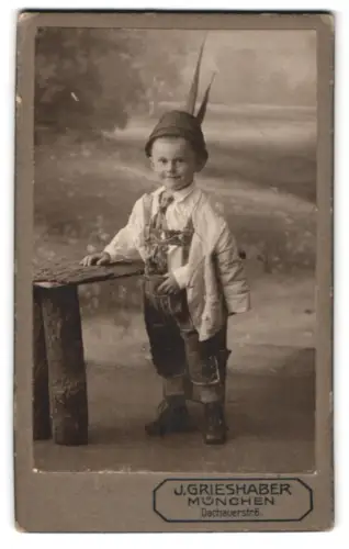 Fotografie J. Grieshaber, München, Dachauerstrasse 6, Junge in bayrischer Tracht