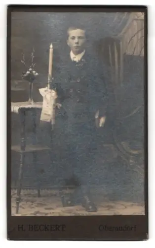Fotografie H. Beckert, Oberaudorf, Junge mit Kerze und Blumenvase zur Kommunion