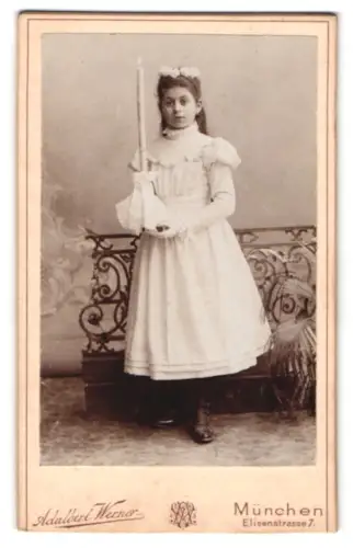 Fotografie Adalbert Werner, München, Elisenstrasse 7, Anne Modes mit Kerze zur Kommunion 1898