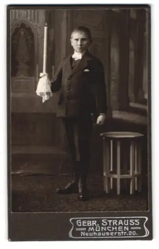 Fotografie Gebr. Strauss, München, Neuhauserstr. 20, Junge im Anzug mit Kerze zur Kommunion