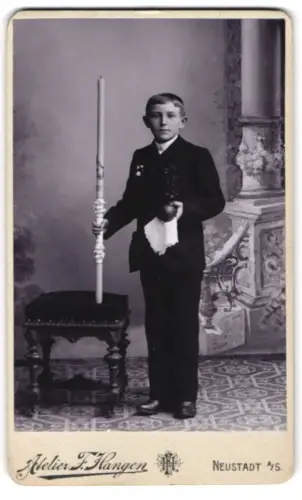 Fotografie Atelier F. Hangen, Neustadt a. S., Bahnhofstrasse, Junge mit Kerze im Anzug zur Kommunion