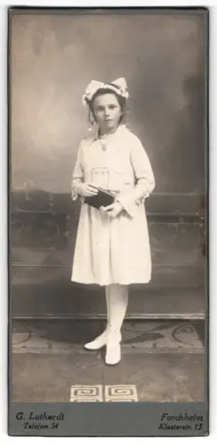 Fotografie G. Luthardt, Forchheim, Klosterstr. 13, Mädchen im Kleid mit Schleife zur Kommunion