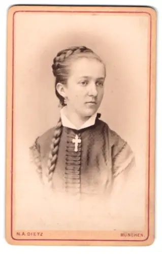 Fotografie N. A. Dietz, München, Sendlingerthorplatz 6, Porträt einer jungen Frau mit geflochtenem Haar