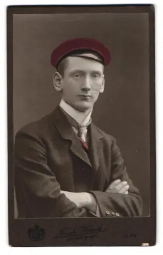 Fotografie Fried. Haack, Jena, Am Gymnasium, Student mit Tellermütze, Couleur und Mensurnarbe, handkoloriert