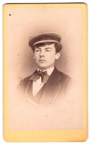 Fotografie O. Sonnemann, Goslar, Porträt eines Studenten mit Tellermütze und Couleur