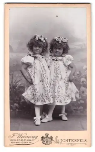 Fotografie F. Wenning, Lichtenfels, Zwillinge Editha und Klarissa Wirth posieren zusammen im Atelier