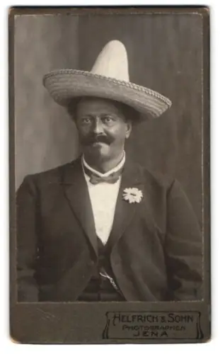 Fotografie Helfrich & Sohn, Jena, Porträt eines Mexikaners mit Sombrero