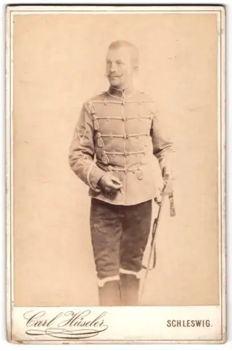 Fotografie Carl Hüseler, Schleswig, Stadtweg 147, Eleganter Soldat in Uniform mit Zigarre