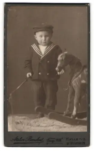 Fotografie Atelier Benckert, Halle a. S., gr. Ulrichstr. 29, Kind in Matrosenanzug mit Schaukelpferd