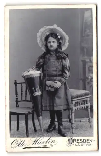 Fotografie Otto Martin, Dresden-Löbtau, Reisewitzerstrasse 18, Mädchen mit Schultüte und Hut